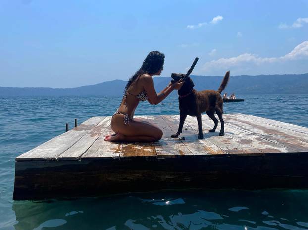 Šuškalo se da joj dečko spava sa zvijezdom platforme za odrasle. Objavom ušutkala sve tračeve