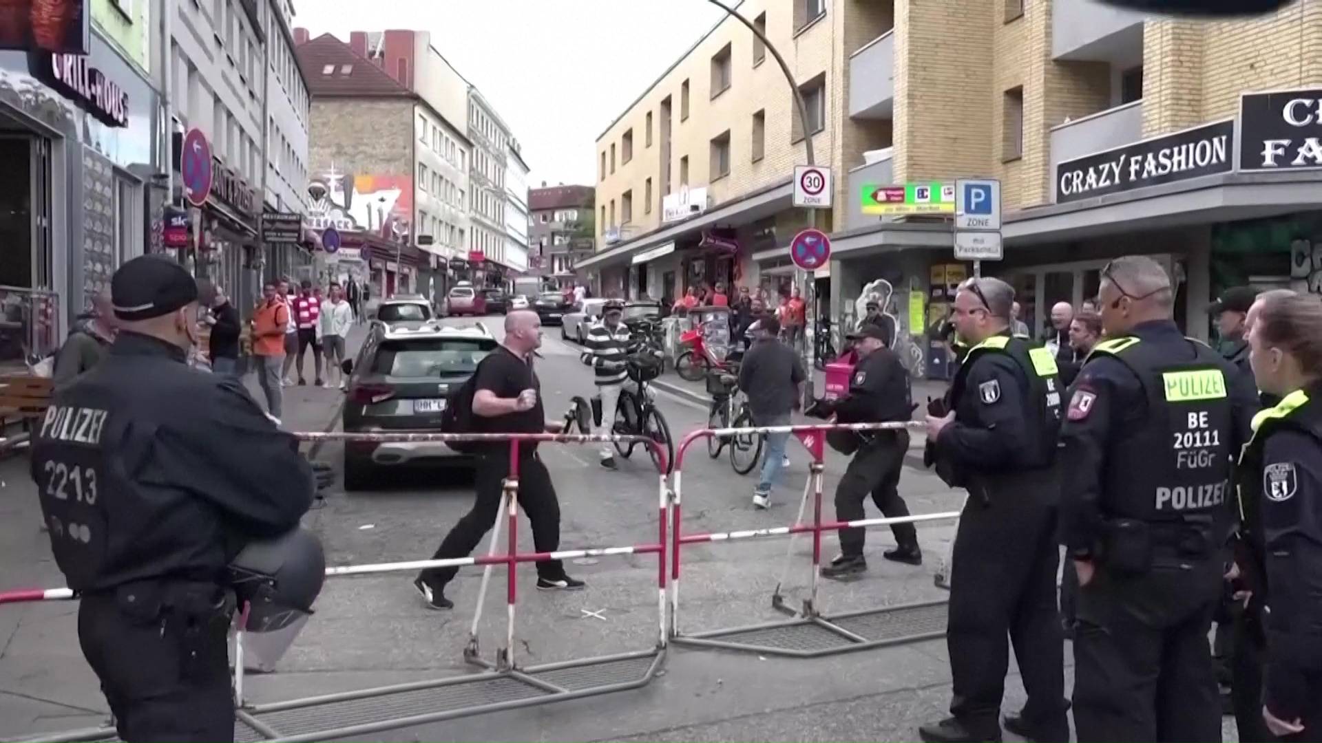 Muškarac sa sjekirom napadao prolaznike kod navijačke zone u Hamburgu. Policija ga upucala