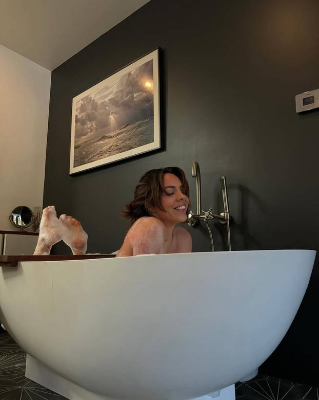 FOTO Ova bujna ljepotica objavljuje fotke bez cenzure: Ne bojim se pokazati 'oružje'...