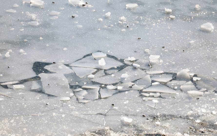 Zagreb: Sunčani ali prohladni dan na jezeru Jarun