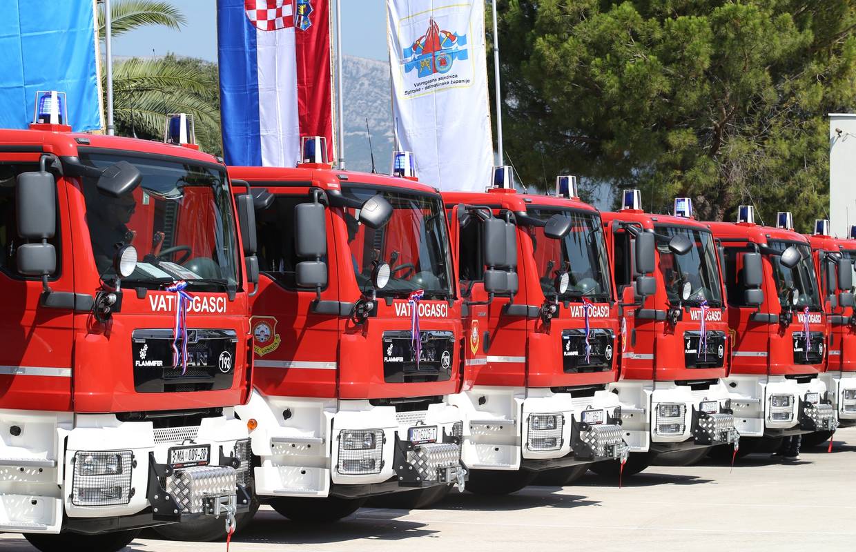 Požare kod Makarske gasilo je 80 vatrogasaca s 24 vozila