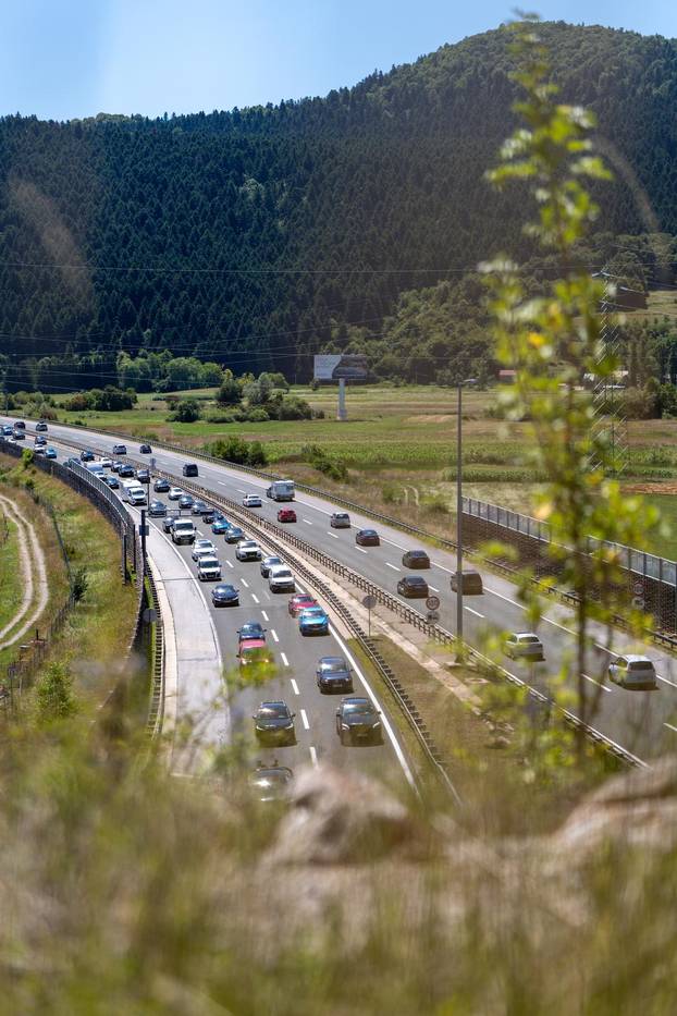 Otočac: Nastala kolona zbog prometne nesreće u tunelu Brezik u smjeru Zagreba