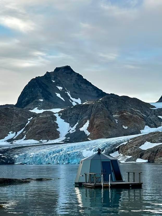 FOTO Ovo je prva plutajuća kućica za odmor na Grenlandu: Cijena noćenja će vas šokirati
