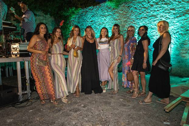 FOTO Karlobag zasjao u znaku mode i glazbe: Duchess revija i koncert Nine Badrić na Fortici
