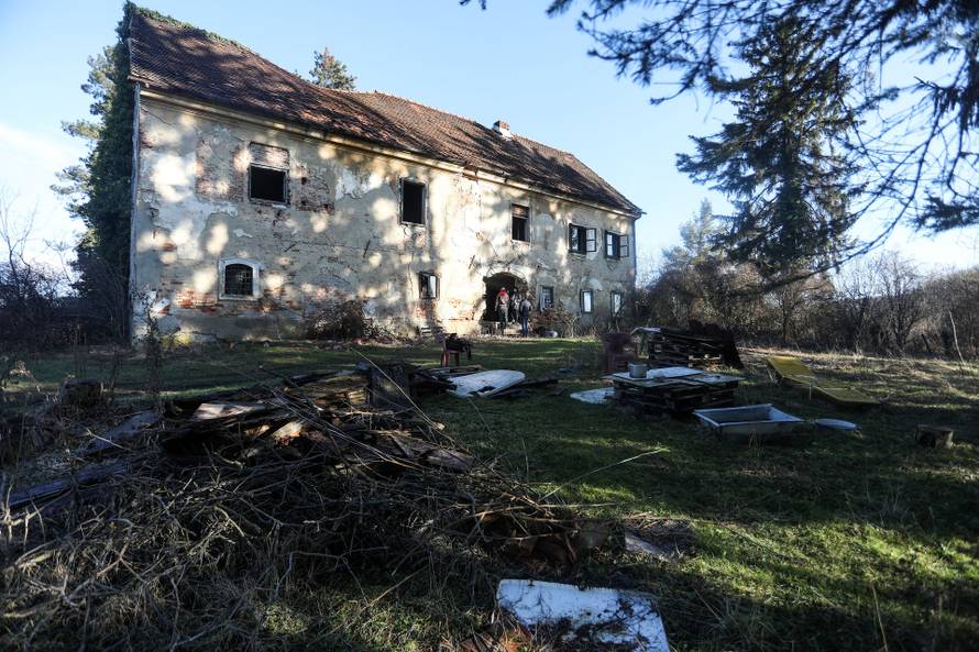 Općina moli državu da joj da plemićku kuriju. Ali državi je draže da to sve i dalje propada