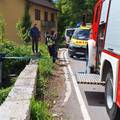 Auto završio na krovu u škrapi, vozača su izvlačili vatrogasci...