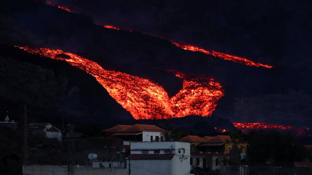 Cumbre Vieja volcano continues to erupt on the Canary Island of La Palma