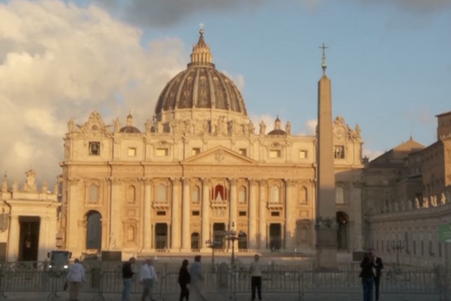 Zora sviće nad Trgom svetog Petra drugog dana papinske konklave