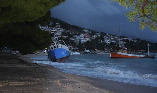 Olujni vjetar i more izbacili su koću na plažu u Brelima