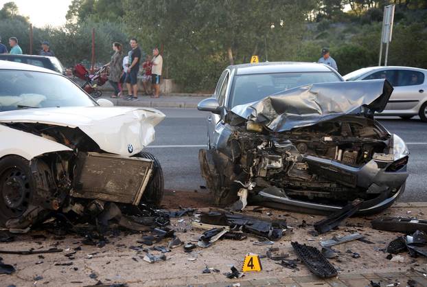 Å ibenik: U sudaru dva osobna vozila ozlijeÄeno viÅ¡e osoba