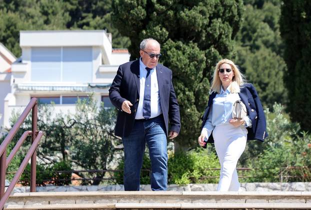Split: Željko Kerum u pratnji supruge izašao na biralište i glasovao