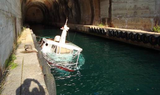 Dugi otok: Potonuo brod u napuštnom vojnom tunelu