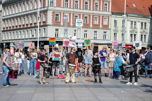 Zagreb: Javna okupljanja „Molitva krunice“ i „Ustani za slobodu“ istovremeno na Trgu