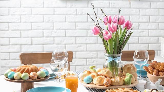 Uskršnji stol ukrasite cvijećem, jajima i figuricama zeca i pilića
