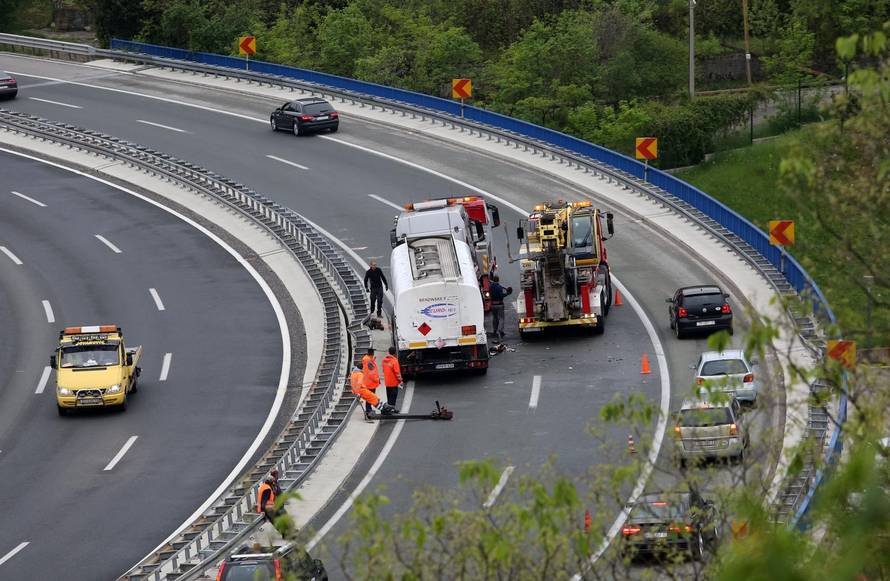 Izbjegnuta tragedija: Cisterna 'zaplesala' i stala nasred ceste