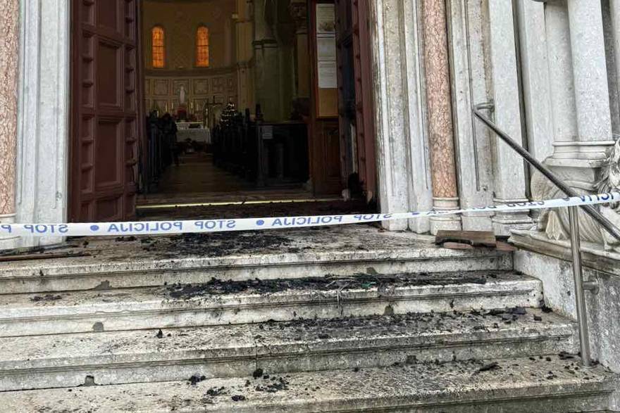 nepoznati počinitelj je zapalio vrata Mornaričke crkve u Puli (crikva od Marine, Sv. Marija od Mora