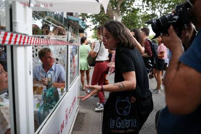 FOTO Bizarne scene u Barceloni: Turisti piju kavu, prosvjednici ih špricaju. Sve je puno policije...