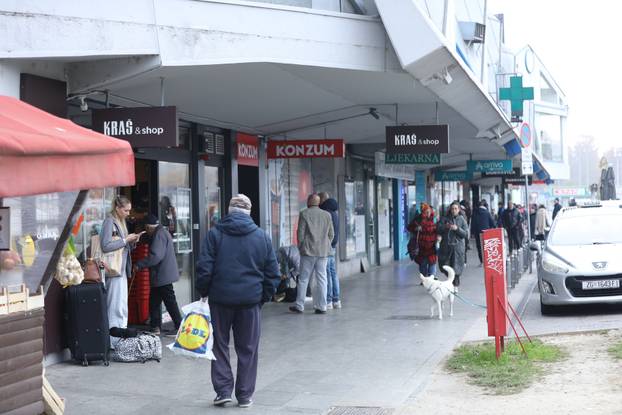 
Zagreb: Gužve na autobusnom kolodvoru ispred rijetko otvorenih dućana i pekarnica u gradu