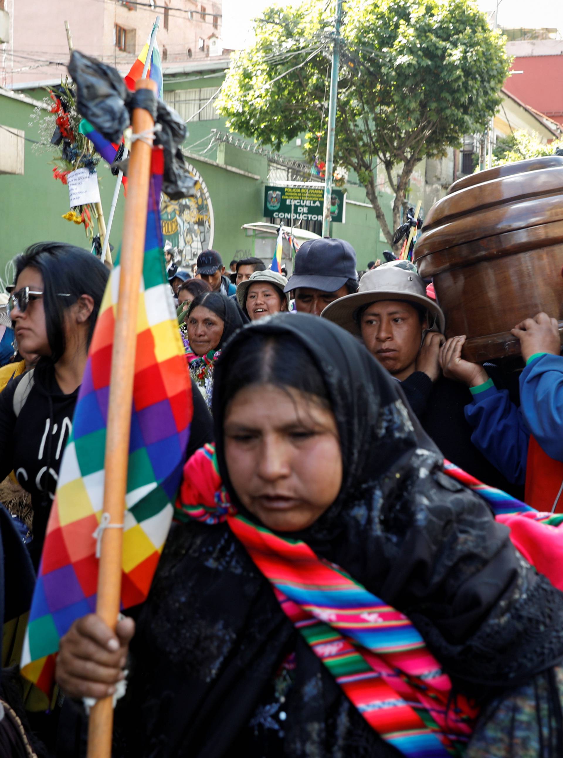 Kaos u Boliviji: Bacali lijesove nakon suzavca i batinjanja...