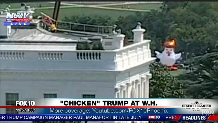 Piletom na napuhavanje rugaju se Trumpu ispred Bijele kuće