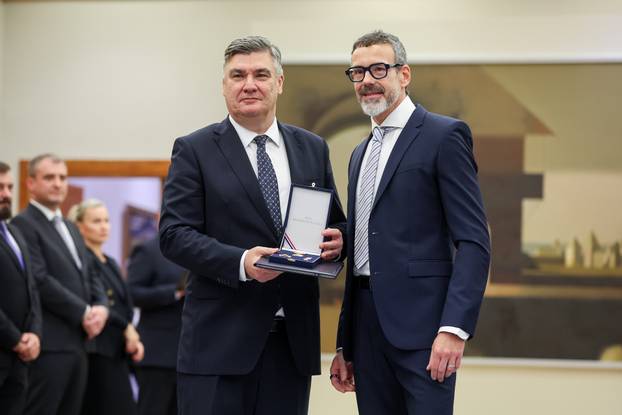 Zagreb: Zoran Milanović uručio odlikovanja i priznanja zaslužnim pojedincima i organizacijama iz područja kulture, znanosti, sporta i gospodarstva