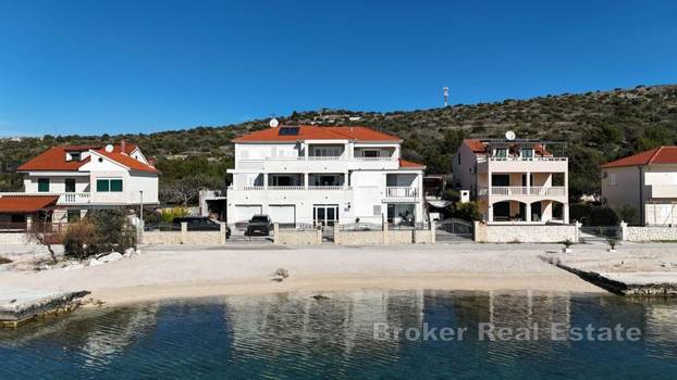 FOTO Iz kuće u more! Ova vila prvi red do mora ima konobu i vinoteku, a evo koliko košta