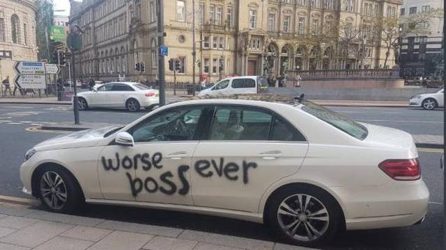 Ljutiti zaposlenik šefov bijeli auto 'ukrasio' crnim grafitom