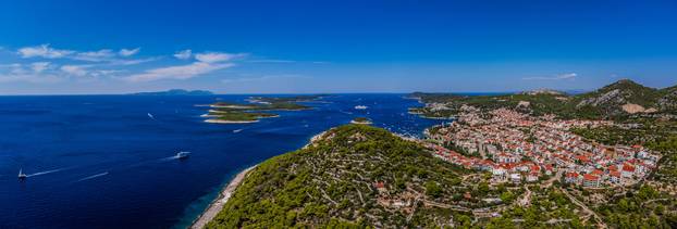 Spektakularan pogled iz zraka na uvalu i otočić Pokonji Dol kod Hvara