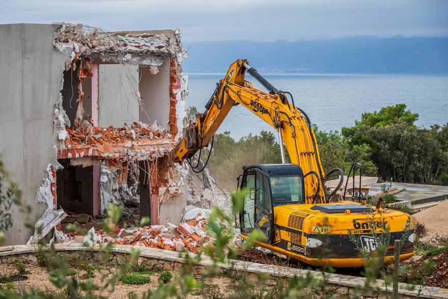 Hvar: Počelo rušenje bespravno sagrađenog objekta Frane Barbarića