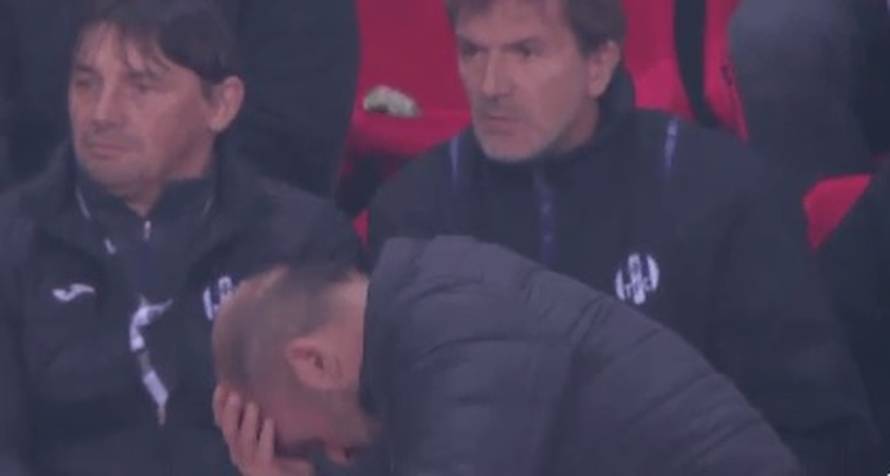 Pogodio ga je papirnati avion: Treneru se smije cijeli svijet...