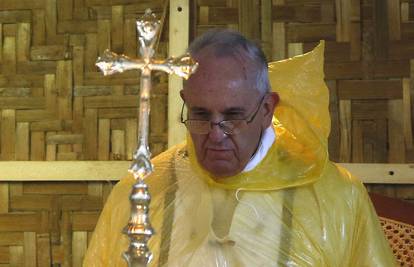 Papa Franjo skratio je posjet Taclobanu zbog tropske oluje