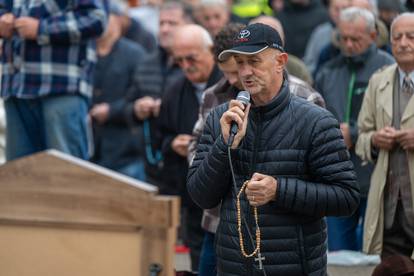 FOTO U Zagrebu opet molitelji i prosvjednici na glavnom trgu