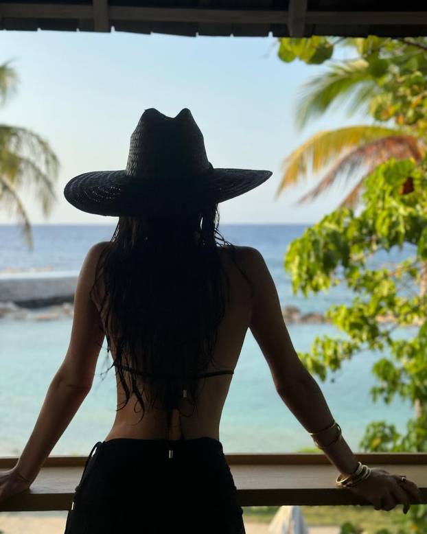 FOTO Svi gledali u njen dekolte! DiCaprijeva bivša cura pojavila se bez grudnjaka, pogledajte...