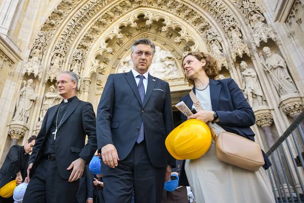 Zagreb: Premijer Plenković se sastao sa zagrebačkim nadbiskupom Draženom Kutlešom i obišao katedralu
