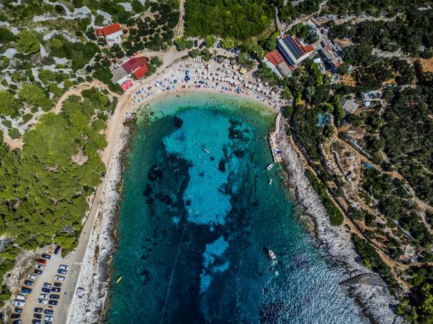 Spektakularan pogled iz zraka na uvalu i otočić Pokonji Dol kod Hvara