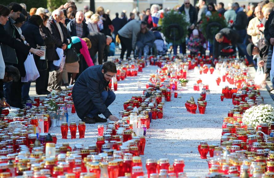 Dan je Svih svetih: Pogledajte fotografije s hrvatskih groblja