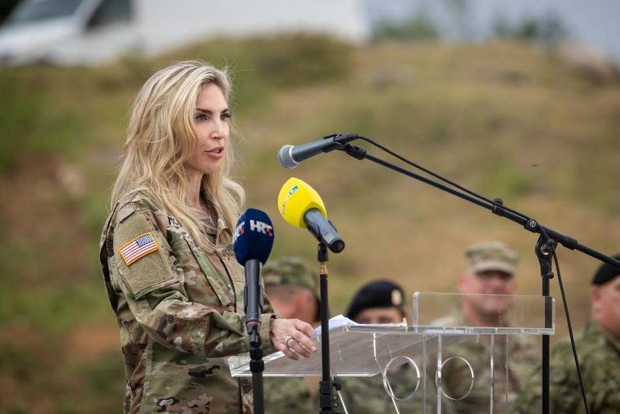 FOTO Pogledajte američku veleposlanicu u Slunju, dijelila obroke vojnicima na vježbi