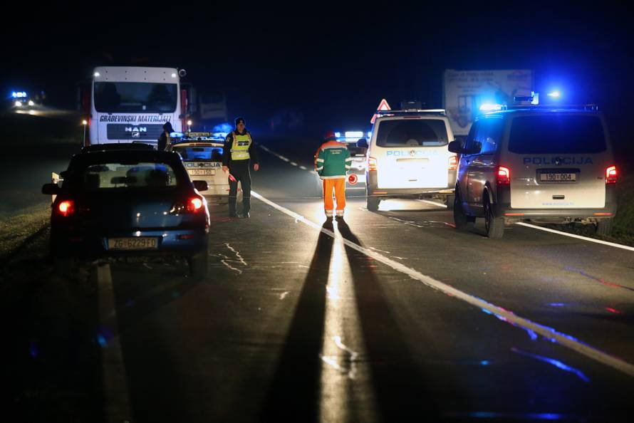 Dio prikolice s kamiona udario u bus? Poginula je jedna osoba