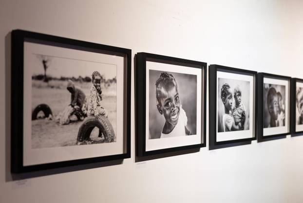 Osijek: Svečano otvorenje izložbe fotografija fotoreporterke Pixsella Emice Elveđi "Srce za Afriku"