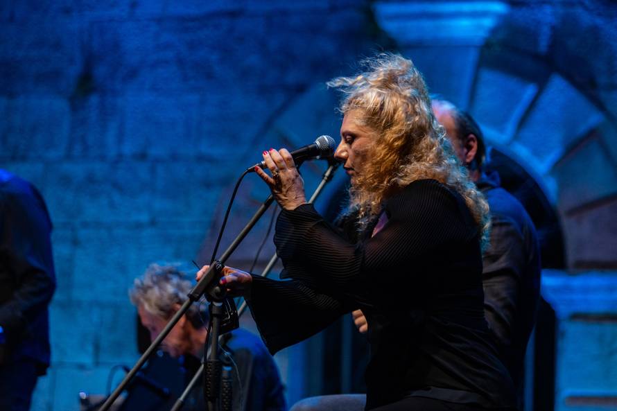 Vela Luka: Koncert "Vrijeme ljubavi" Zorice Kondže i orkestra Joška Banova