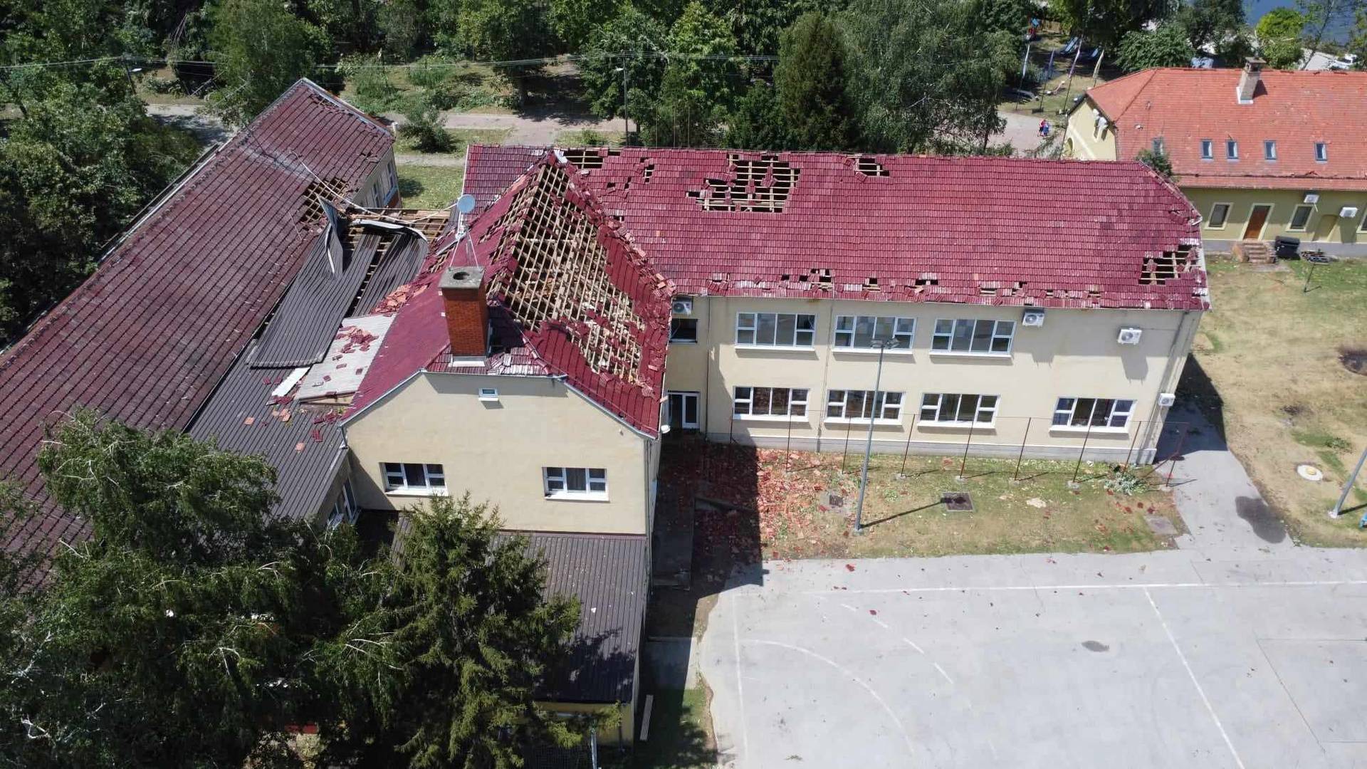 FOTO: Cerna je razorena u oluji, stradala nam je škola, a već četiri dana nemamo ni struje!