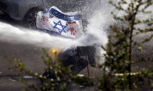 FOTO Vodenim topovima gađali prosvjednike, htjeli se probiti do Netanyahuove rezidencije