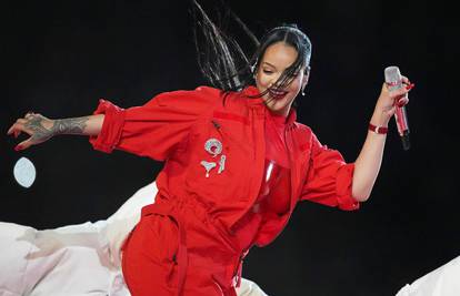Rihanna je na Super Bowlu nastupila u skupocjenom nakitu u vrijednosti 1.2 milijuna dolara