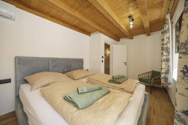 FOTO Ulov i pol: Kamena kuća u Tribunju nalazi se tik do mora, a vrijedi manje od 'milje'!?!