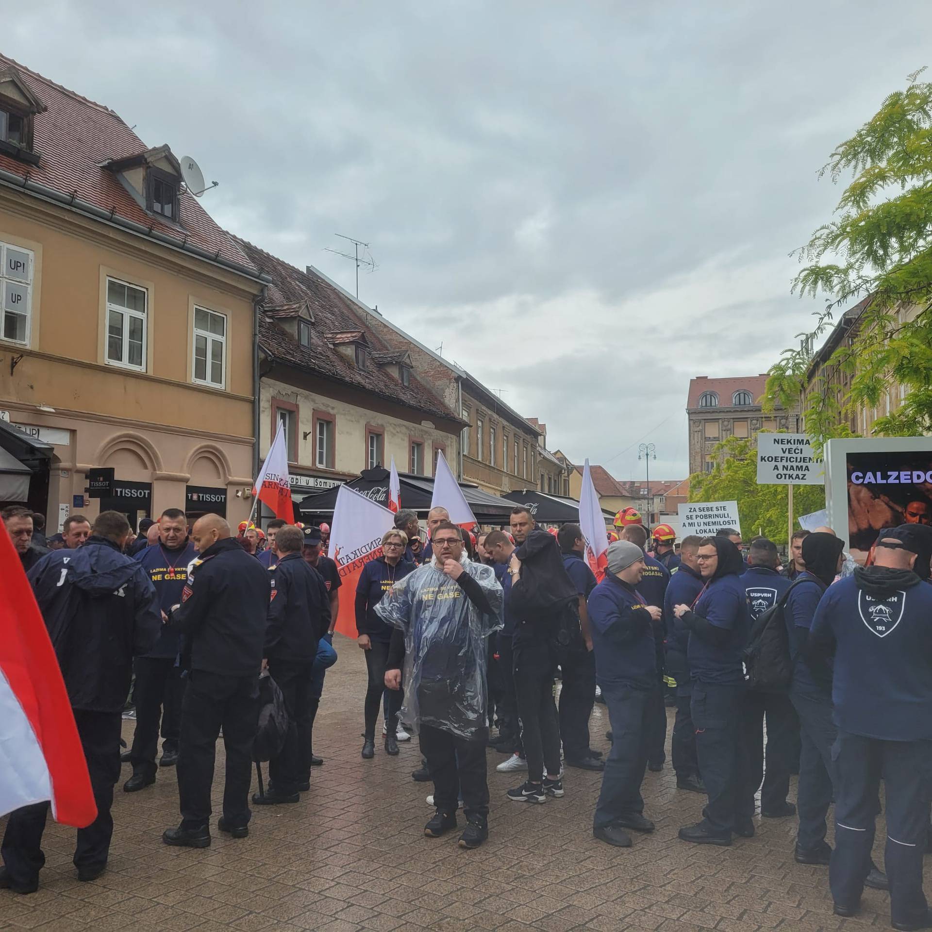 UŽIVO Vatrogasci izašli na veliki prosvjed, svirale sirene. Odali su počast preminulim kolegama