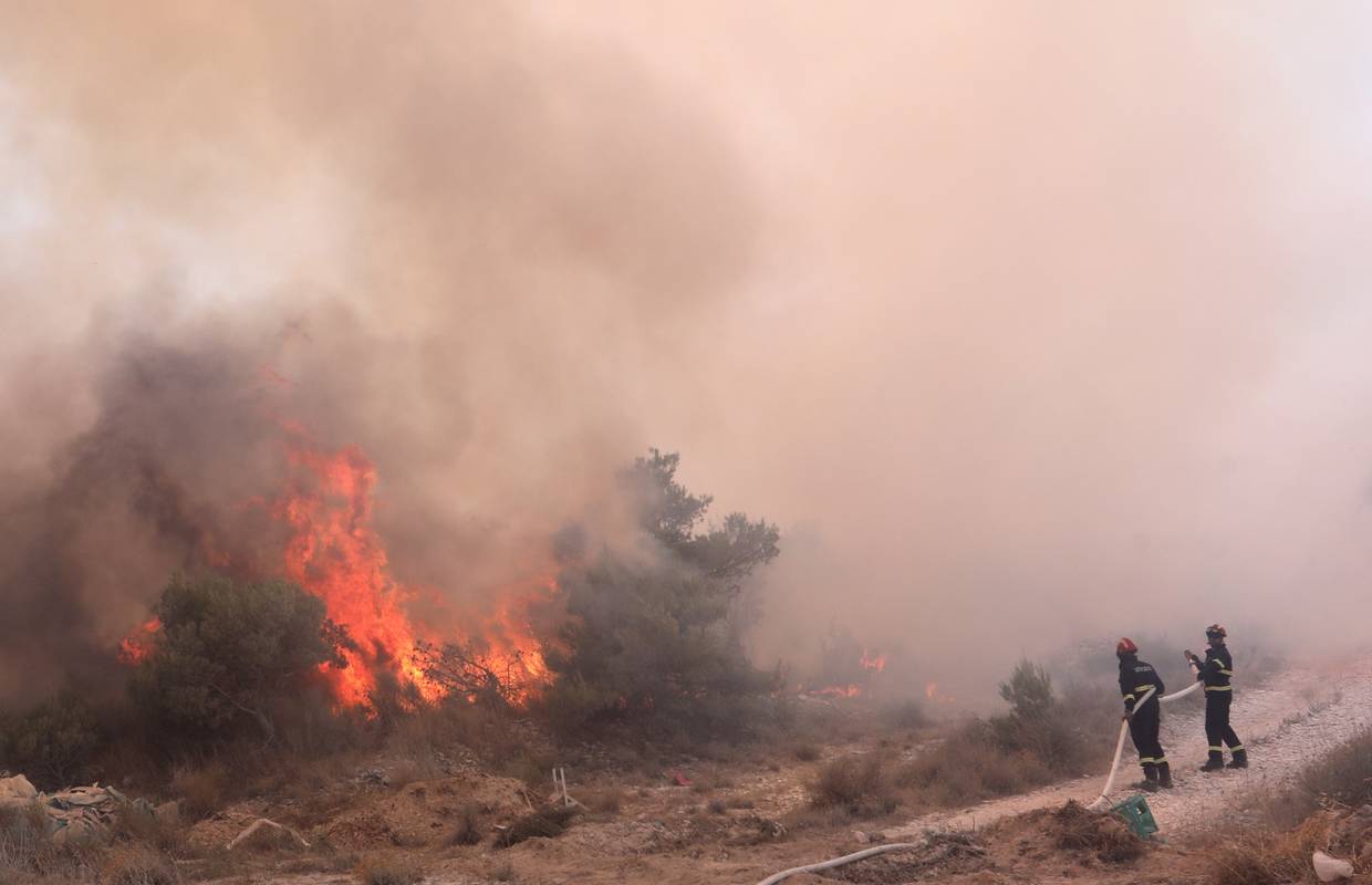Pogledajte fotografije i snimke velikog požara kod Trogira: Oko 170 vatrogasaca je na terenu