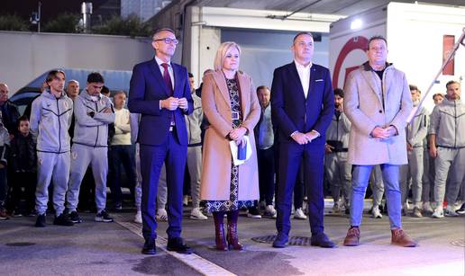 'Vatreni' uveličali svečanost preimenovanja kampa Rijeke u čast Šćulcu. Mišković zaplakao