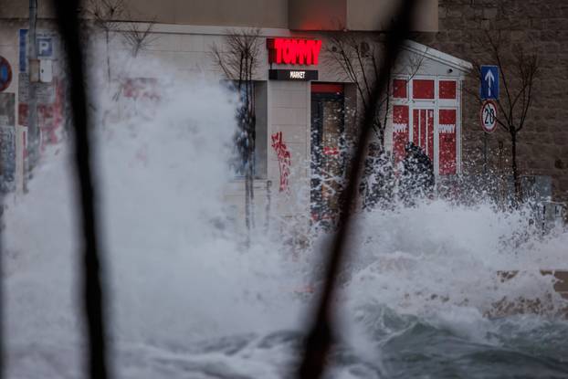 Olujno jugo zahvatilo Kaštela