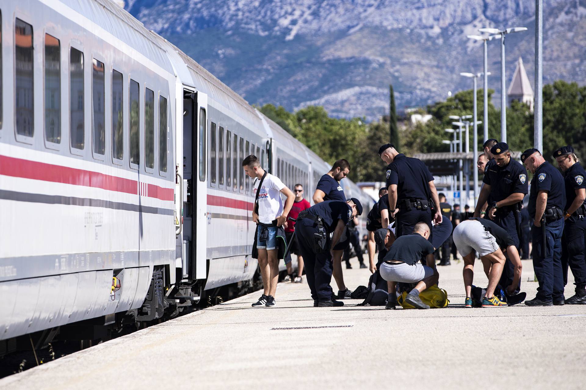 Split: Navijači Hajduka Bilim vlakom kreću prema Zagrebu na utakmicu Superkupa