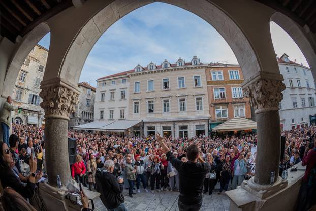Split: Građani se okupili u spomen na Halida Bešlića na gradskoj Pjaci